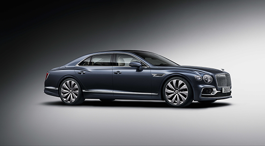 新型BENTLEY FLYING SPUR:豪華リムジンの雰囲気を併せ持つスポーツセダン